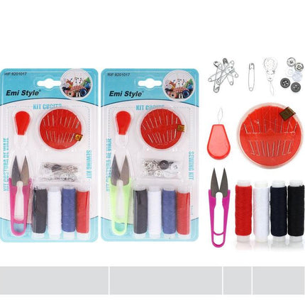 Naaiset met garen naalden schaar en accessoires